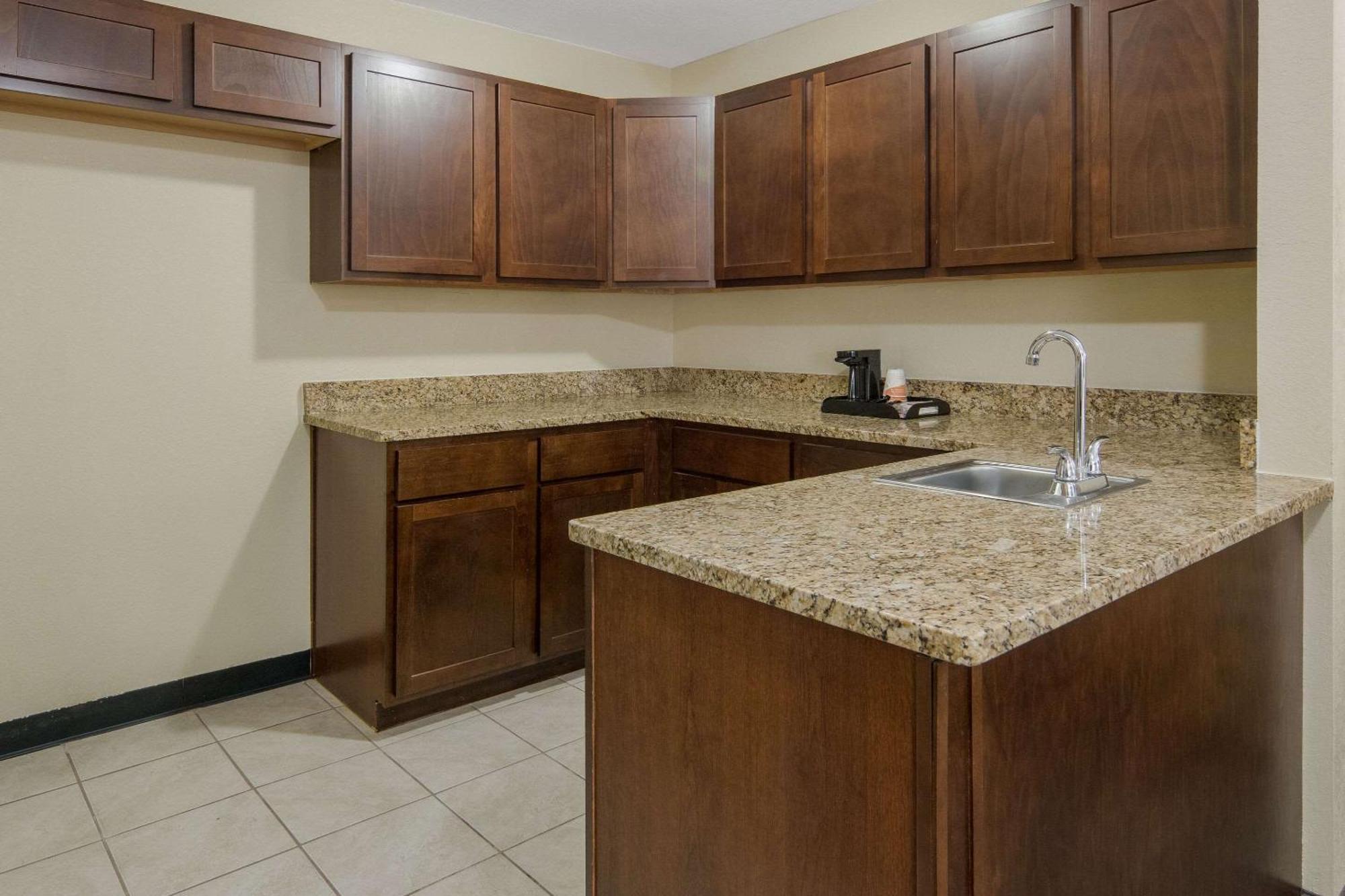 Quality Inn & Suites Roanoke - Fort Worth North Екстер'єр фото