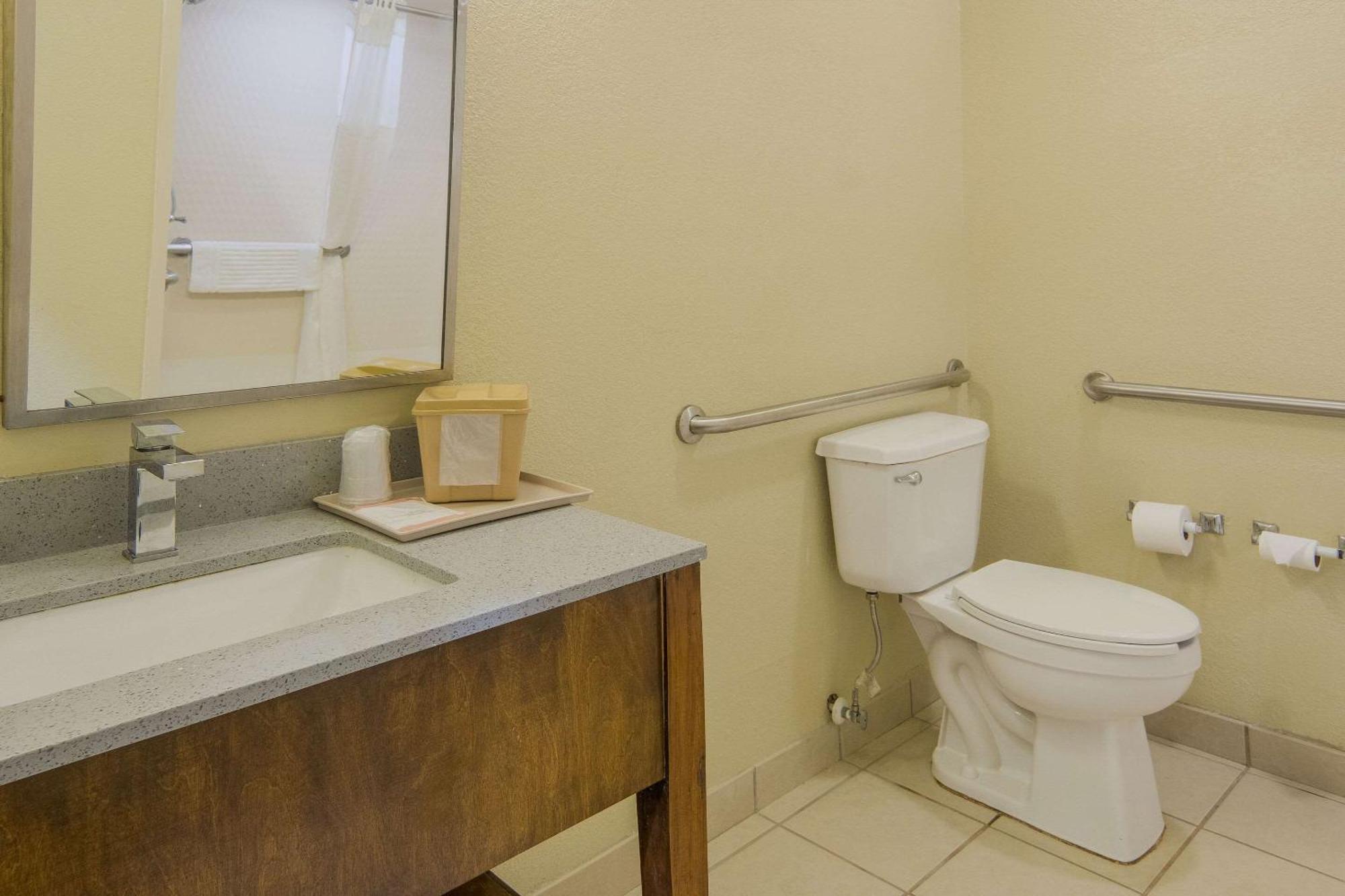 Quality Inn & Suites Roanoke - Fort Worth North Екстер'єр фото
