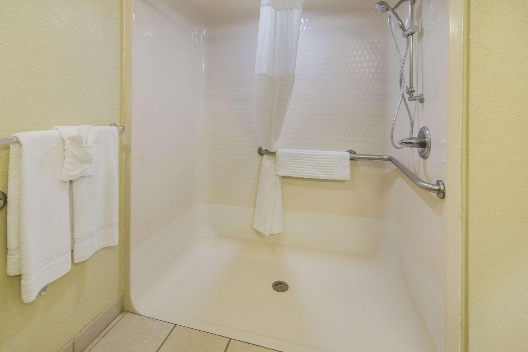 Quality Inn & Suites Roanoke - Fort Worth North Екстер'єр фото