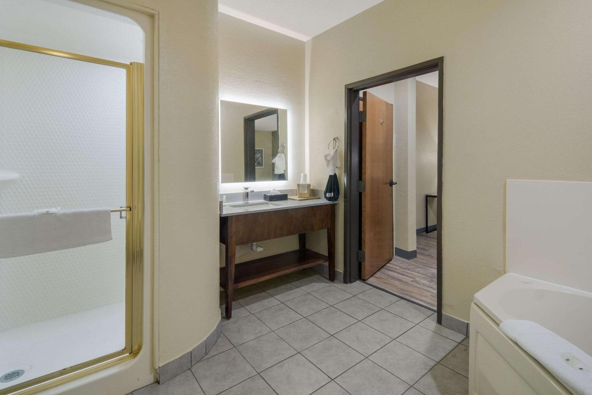 Quality Inn & Suites Roanoke - Fort Worth North Екстер'єр фото