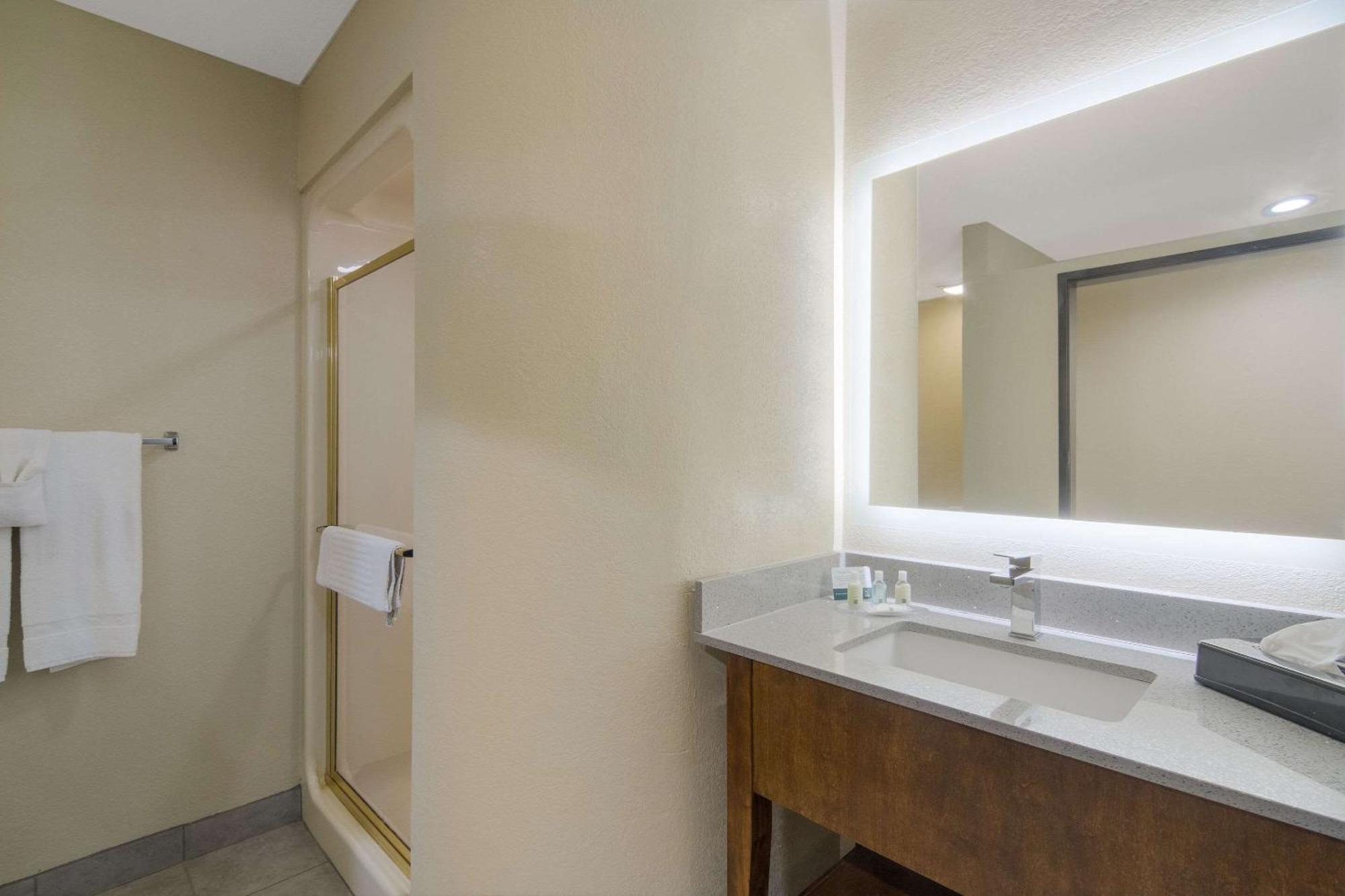 Quality Inn & Suites Roanoke - Fort Worth North Екстер'єр фото
