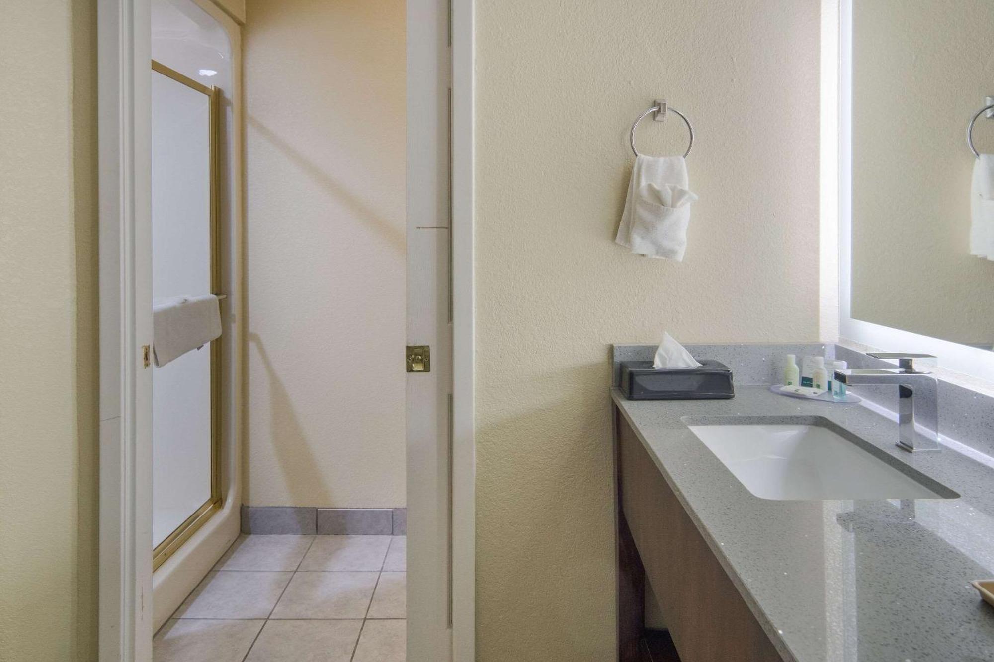 Quality Inn & Suites Roanoke - Fort Worth North Екстер'єр фото
