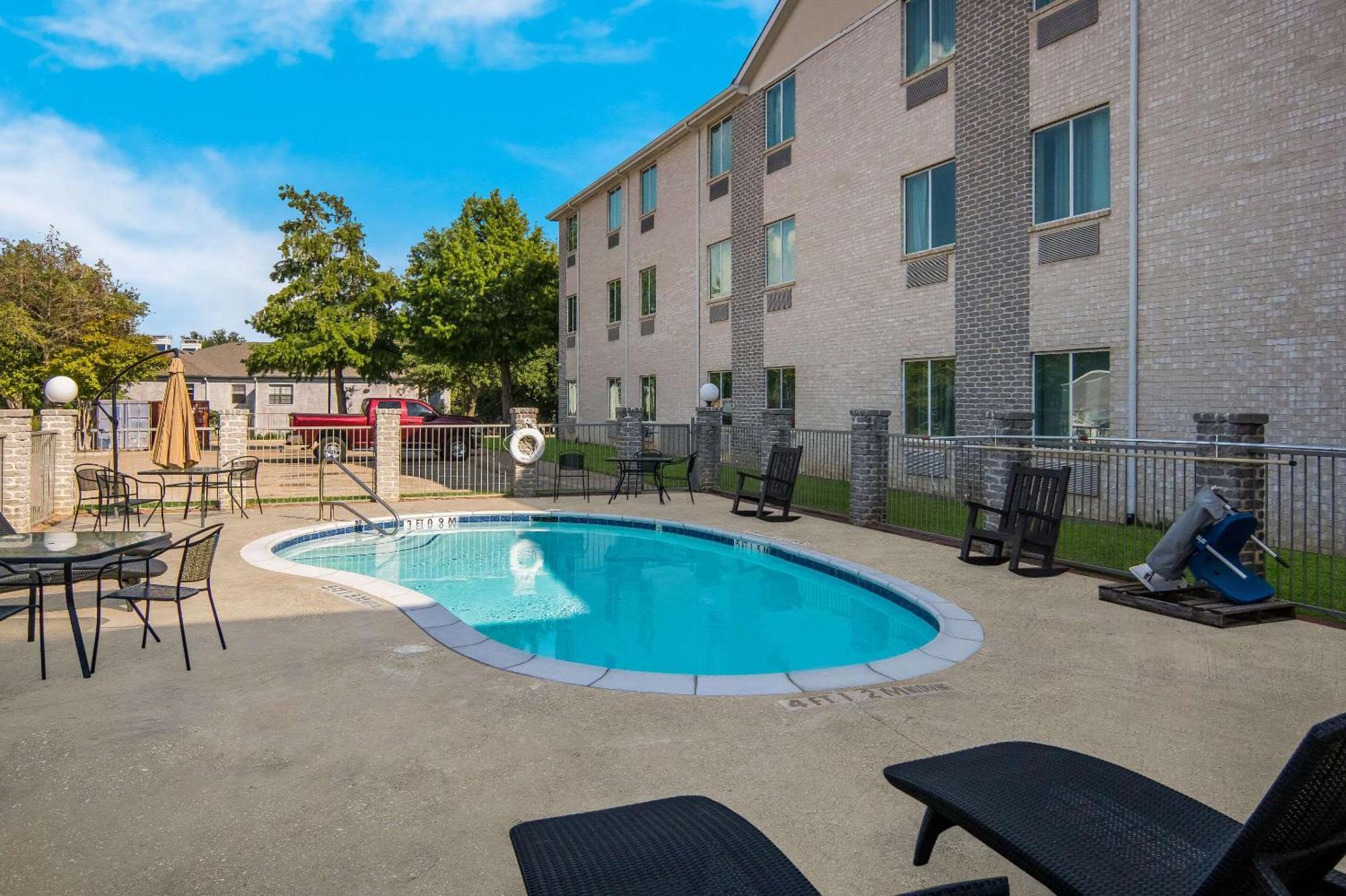 Quality Inn & Suites Roanoke - Fort Worth North Екстер'єр фото
